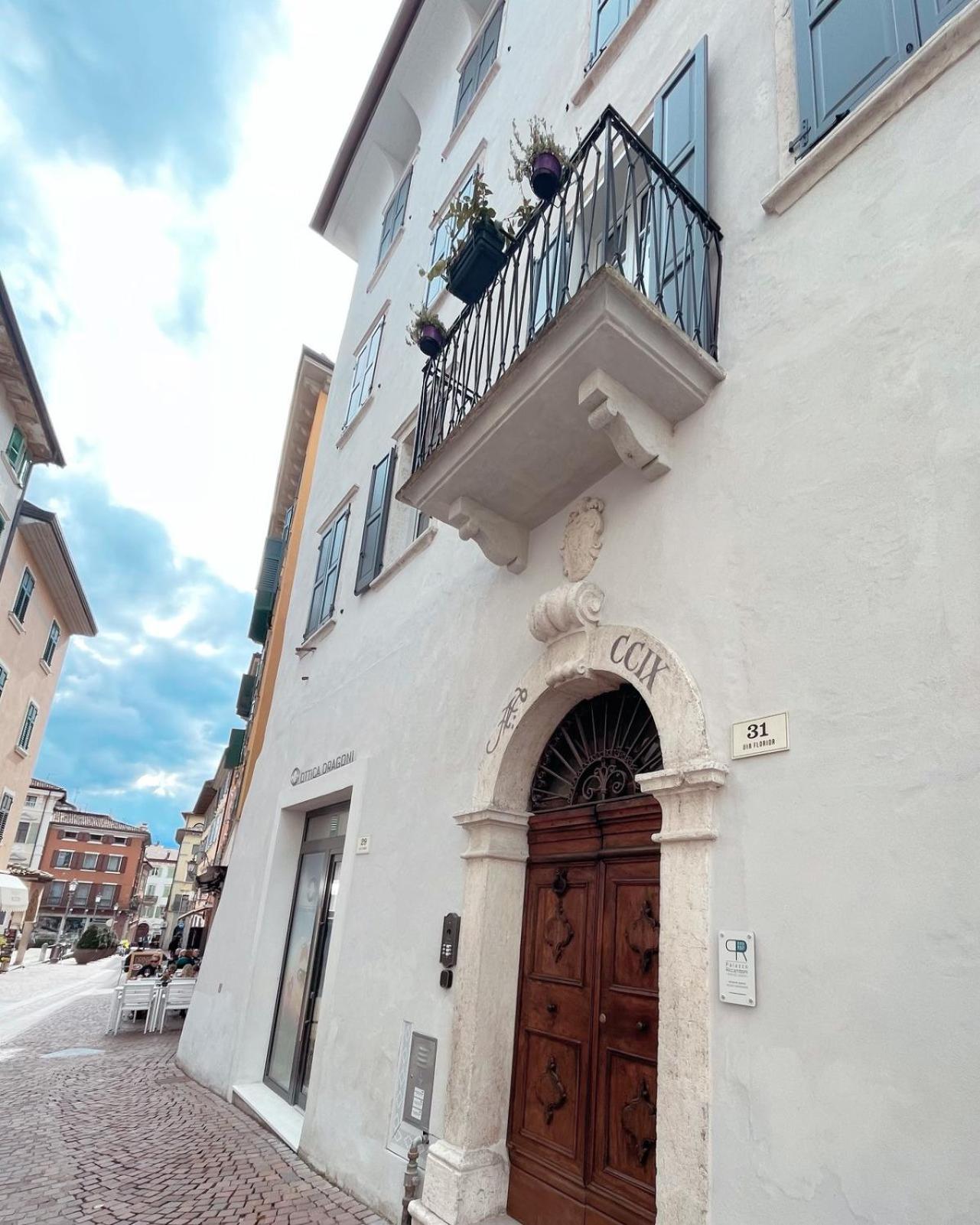 Palazzo Riccamboni Apartment ริวาเดลการ์ดา ภายนอก รูปภาพ
